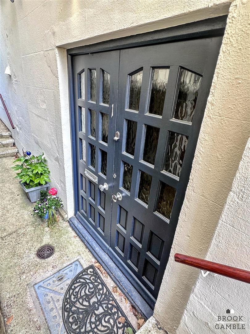 2 Bedroom Flat. Spencer Road in Eastbourne,  23